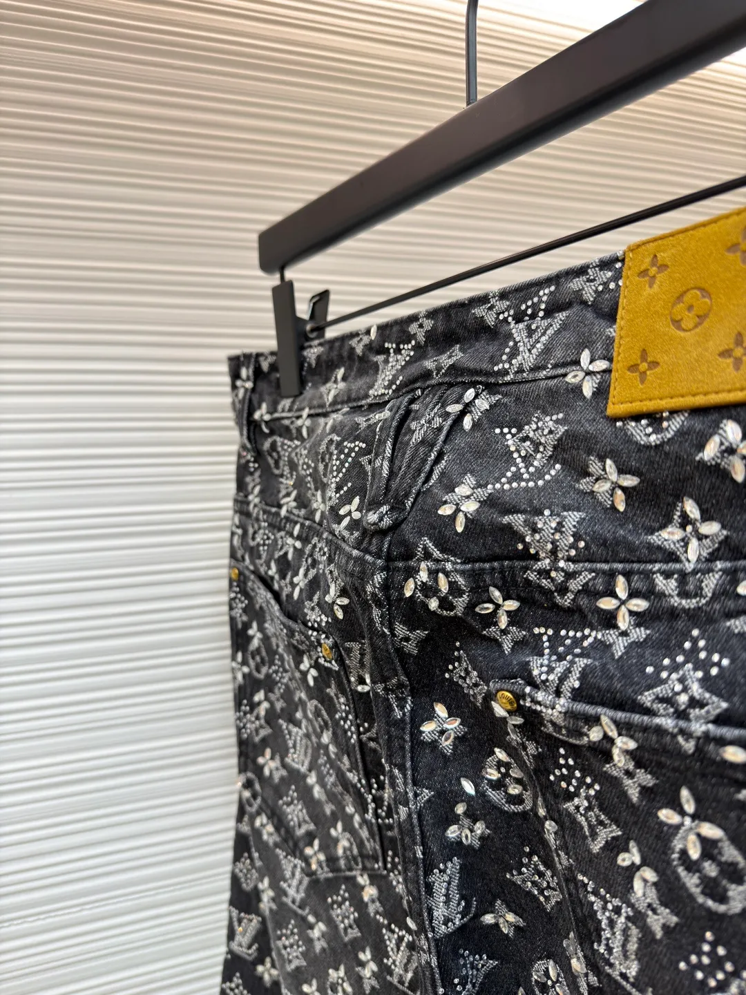 LOUIS VUITTON presbyopic rhinestone jacquard jeans ●Original version: 130000 purchased and developed ●Item number: 1681010-C10 ●Fabric: denim fabric ●Technology: jacquard rhinestone production ●Version: fitted version ●Weight: about 1050 grams ●Size: 30-32-34-36 ●Description: The fabric is sewn from denim, with a Monogram jacquard pattern printed all over, and diamond decorations using hot-drilling techniques to form the brand’s classic pattern. The waist is distressed and flocked leather, and the hardware is molded. The overall routing is straight and delicate, the fabric is comfortable and soft, and the color is consistent without color difference. It can be matched with the same style to create a fashionable look and control various occasions. Customized accessories, complete with three standards, the same style for men and women.